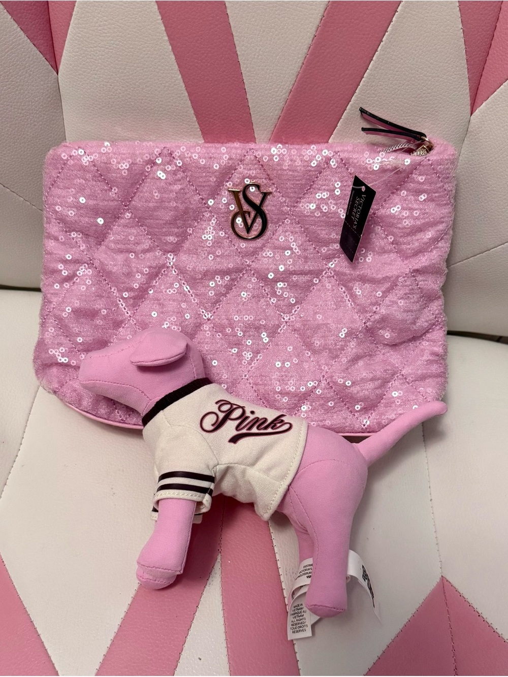 Victoria's Secret Cosmetic Bag
Pink sequin & PINK PLUSH MINI DOG SUMMER 2025